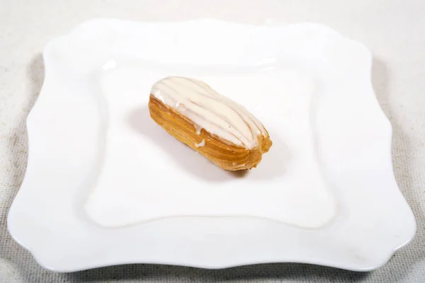 Gâteau Eclair sur fond blanc . — Photo