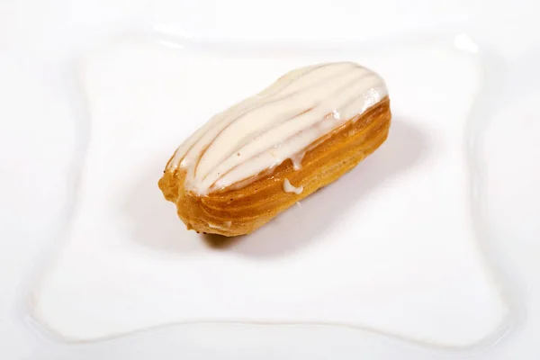 Эклер торт на белом фоне . — стоковое фото