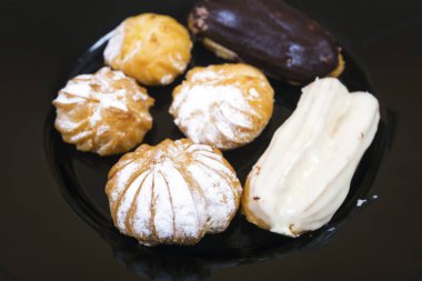 Kek siyah plaka üzerinde