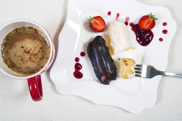 Завтрак с кофе и кексом из эклера — стоковое фото