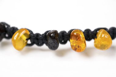 Sarı boncuk ve siyah kordon yapılmış bilezik