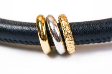 Modern deri neklace ile altın ve gümüş yüzük