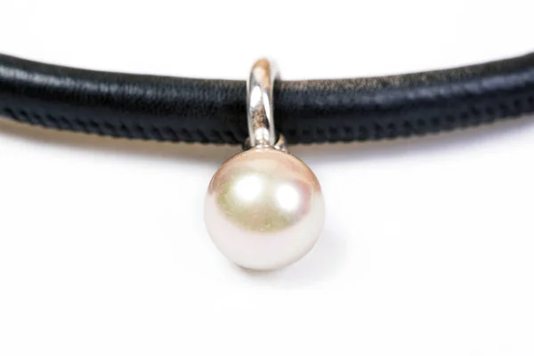 现代皮革 neklace 与珍珠 — 图库照片