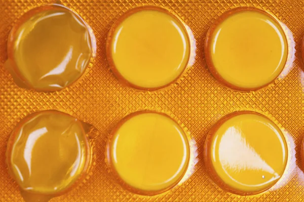 Beyaz turuncu Vakumlu Ambalaj içinde tablet.