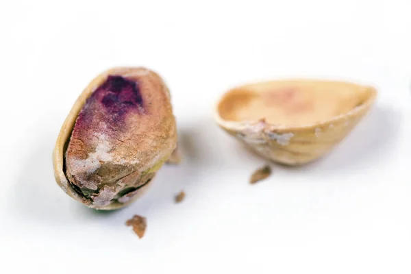 Nueces de pistacho sobre fondo blanco. — Foto de Stock