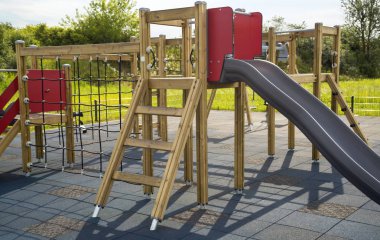 Parktaki renkli oyun parkı.