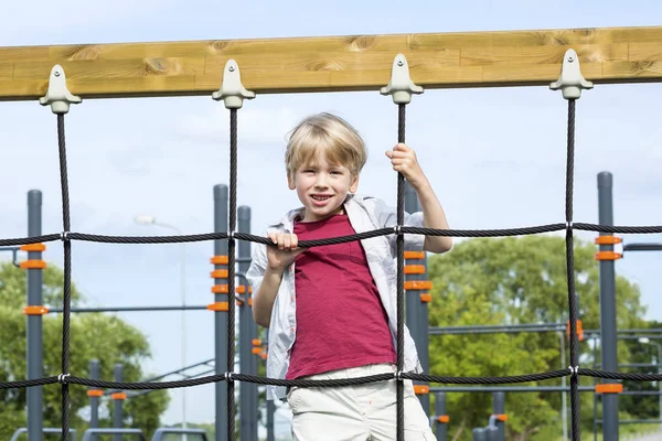 Ragazzo felice nel parco giochi — Foto Stock