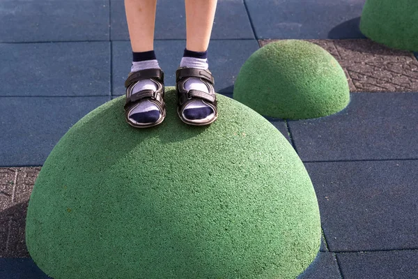 Barns fötter på lekplatsen balansera utrustning — Stockfoto