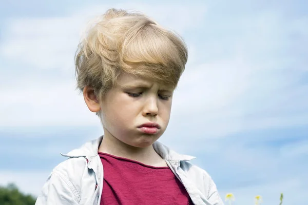 Kleiner Junge runzelt traurige Stirn — Stockfoto