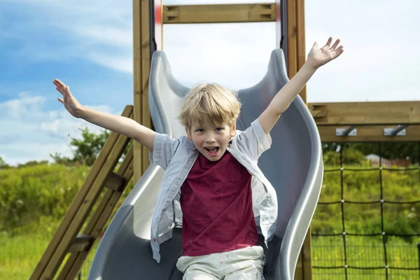 Menino feliz no parque infantil — Fotografia de Stock