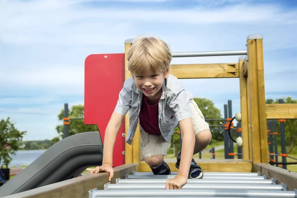 Счастливый мальчик на детской площадке — стоковое фото