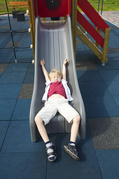 Ragazzo felice nel parco giochi — Foto Stock