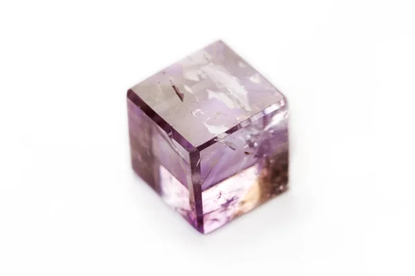 Ametist kub isolerad på en vit bakgrund — Stockfoto