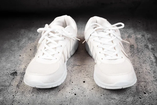 Пара белых спортивных туфель — стоковое фото