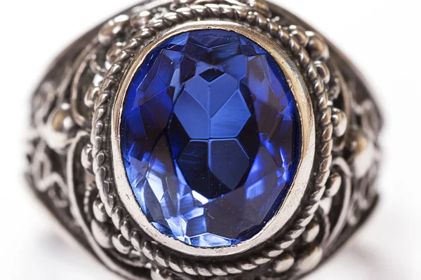 Lyxig ring med blå safir isolerad på vit bakgrund — Stockfoto
