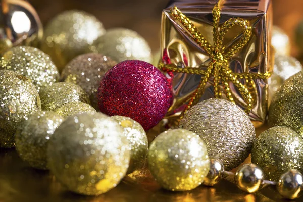 Kerstmis gouden achtergrond Rechtenvrije Stockfoto's