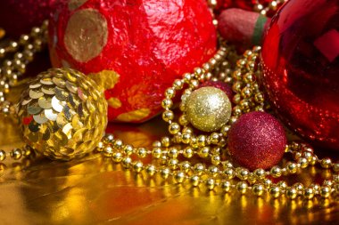 Noel altın ve kırmızı arka plan