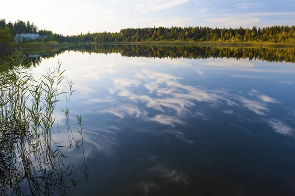 Pôr do sol no lago no outono — Fotografia de Stock