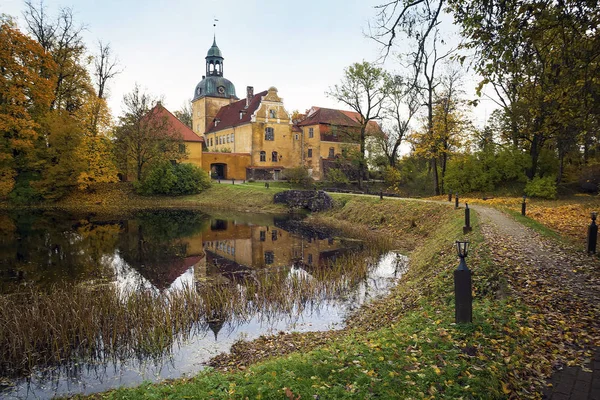 Łotewski-dom z ogród nad jeziorem — Zdjęcie stockowe