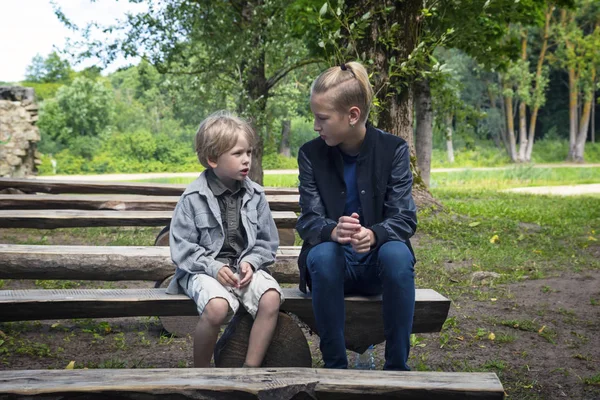 Bröderna sitta på en bänk — Stockfoto