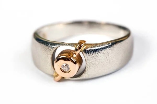 Gyémántok a fehérarany és Rózsa arany gyűrű két hangon ékszerek. — Stock Fotó