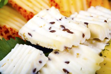 Çeşitli peynir çeşitleri.