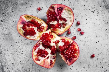 Gri beton zemin üzerine kırmızı suyu nar