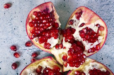 Mavi beton zemin üzerine kırmızı suyu nar. Makro çekim