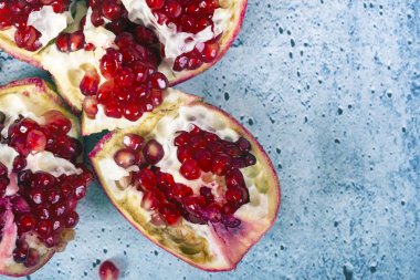 kırmızı nar suyu.