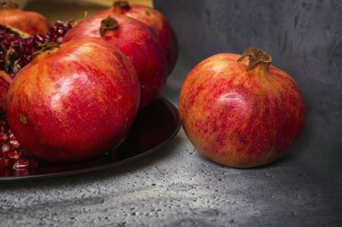 kırmızı nar suyu.