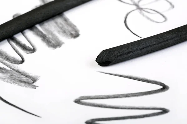 白い紙の上の芸術家の炭装置 — ストック写真