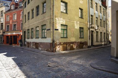 Boş Riga tarihi kent sokaklarında.