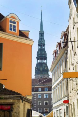 Riga tarihi kent sokaklarında.