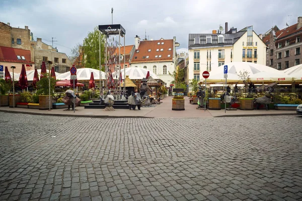 Commerce de souvenirs sur la place de la vieille ville. Riga, Lettonie . — Photo