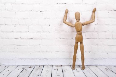 Beyaz tuğla zemin üzerine ahşap vitrin mankeni