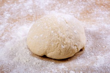 Taze hamur pişmeye hazır.