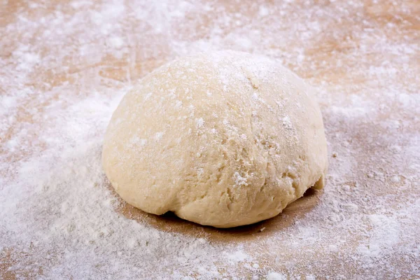 Taze hamur pişmeye hazır.