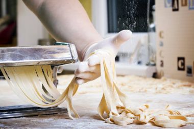 Taze makarna mutfak masasının üzerine