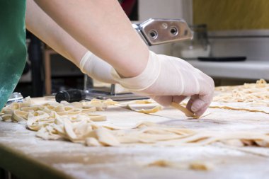 Taze makarna mutfak masasının üzerine