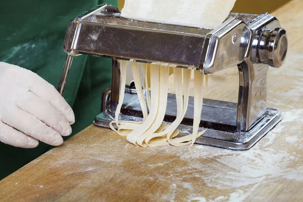 Massa fresca na mesa da cozinha — Fotografia de Stock