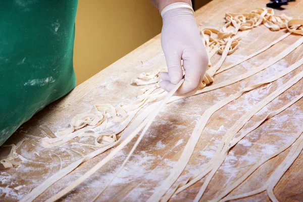 Taze makarna mutfak masasının üzerine