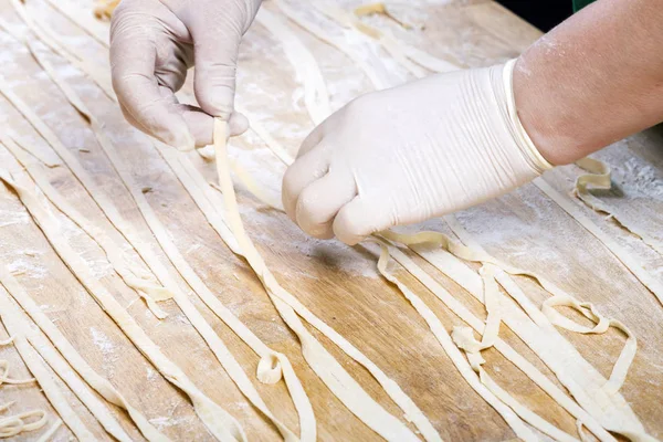 Taze makarna mutfak masasının üzerine