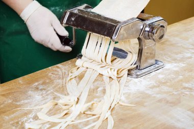 Taze makarna mutfak masasının üzerine