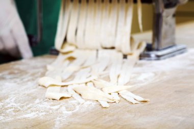 Taze makarna mutfak masasının üzerine