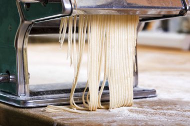 Taze makarna mutfak masasının üzerine