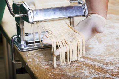 Taze makarna mutfak masasının üzerine