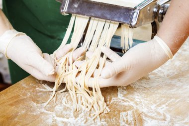 Taze makarna mutfak masasının üzerine