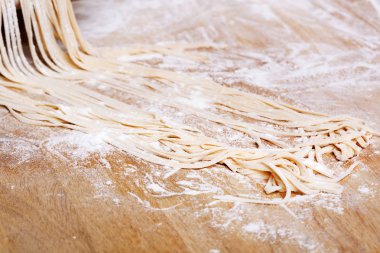 Taze makarna mutfak masasının üzerine