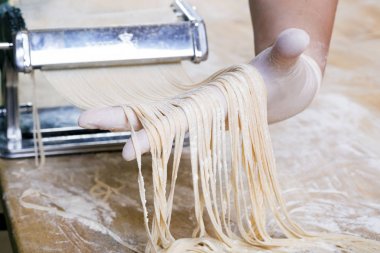 Taze makarna mutfak masasının üzerine