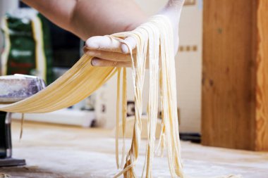 Taze makarna mutfak masasının üzerine